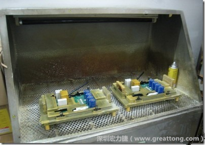 使用噴涂(Spraying)方式作業(yè)conformal coating時(shí)，需設(shè)備抽真空的設(shè)備，否則噴涂的物質(zhì)會(huì)飄散到空氣當(dāng)中，影響人體的健康。