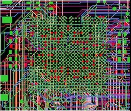 圖18：BGA布線。(頂部)傳統(tǒng)的自動布線器。38個網(wǎng)絡沒有完成布線。(底部)任意角度的拓撲式自動布線器。所有網(wǎng)絡都完成了布線。