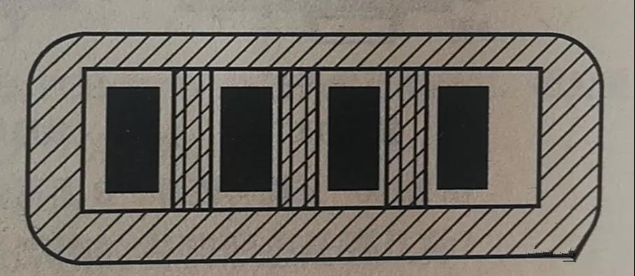 在兩個焊盤之間有導線通過時，應采取PCB阻焊設計，以防止焊接短路